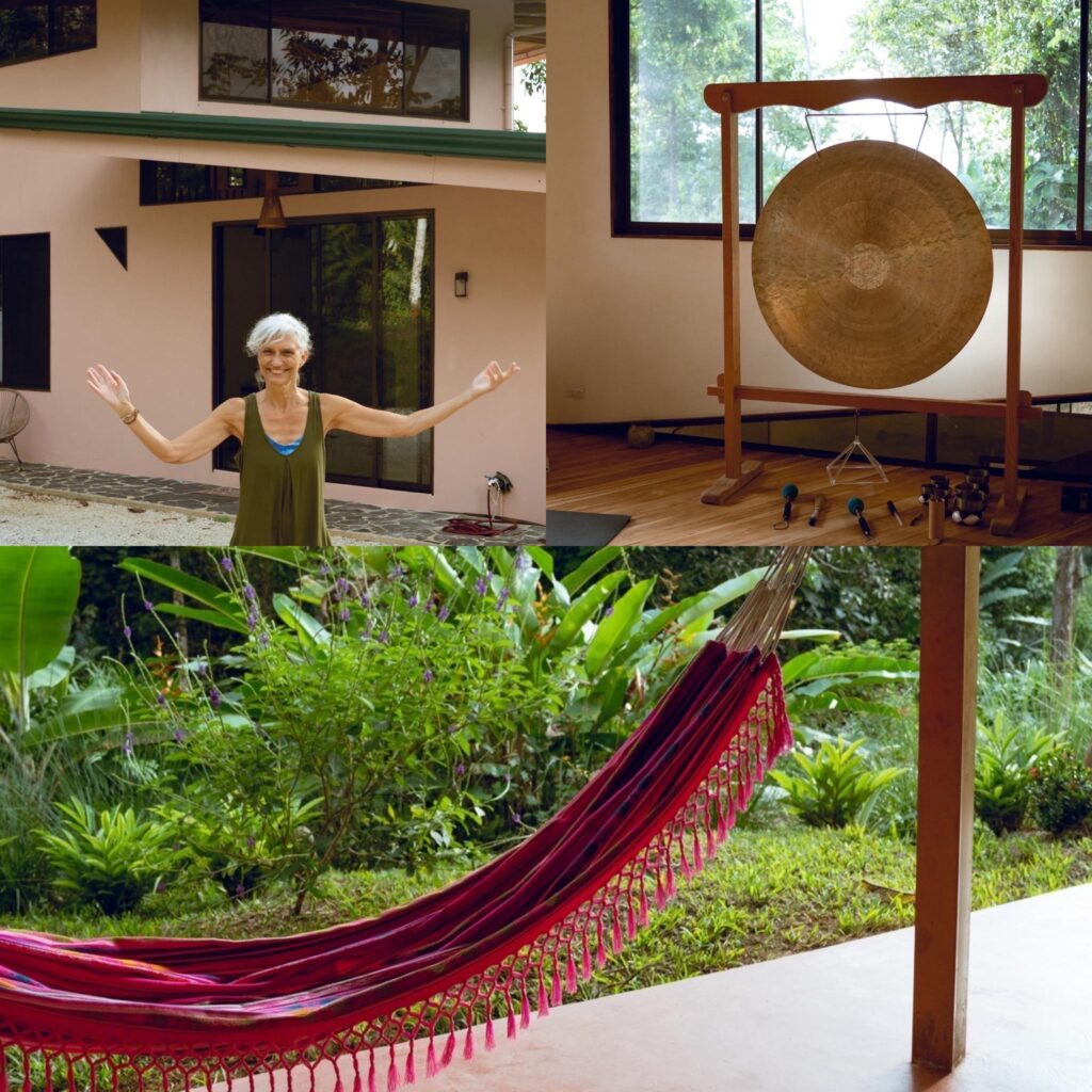 Eine Collage zeigt eine ältere Frau, die vor einem rosa Haus lächelt, einen großen Gong im Inneren des Hauses und eine rote Hängematte, die auf einer Veranda hängt, im Hintergrund sind grüne Pflanzen zu sehen.